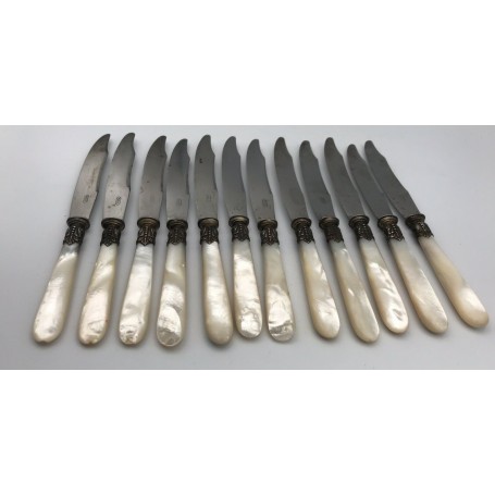 Ensemble ancien de 12 couteaux à fromage ou à dessert en