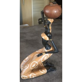 STATUE FEMME AFRICAINE à Genoux en Résine Polychrome - 35 cm